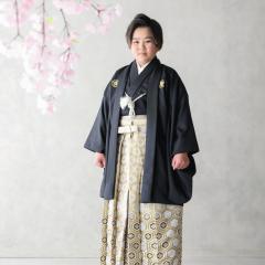 小学校卒業袴をきた男の子の写真