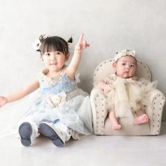 ドレスを着た姉妹の写真