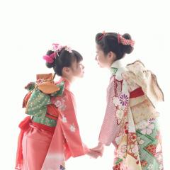 手をつないだ姉妹の写真