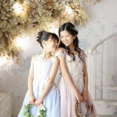 ドレスを着た姉妹の写真