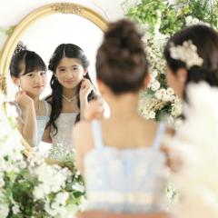 鏡にうつる姉妹の写真