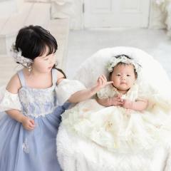 ドレスを着た姉妹の写真