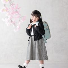 ランドセルを背負った女の子の写真