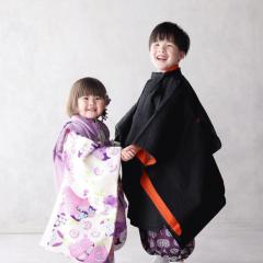 手をつないでいるきょうだい