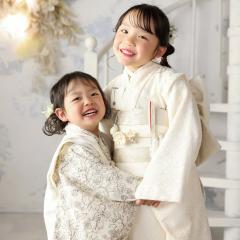 手をつないでいる姉妹