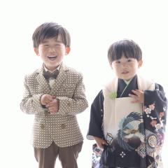 スーツを着たおとこのこと着物を着たおとこのこ