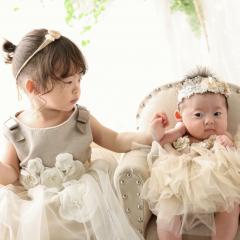 ドレスを着て座っているしまい