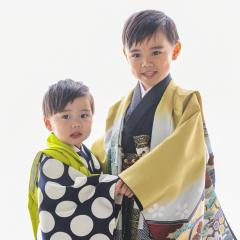着物を着て手をつないでいるきょうだい
