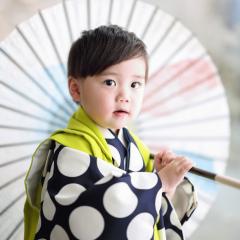 着物を着て傘を持つおとこのこ
