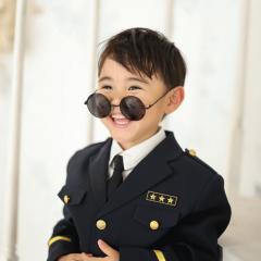 スーツを着てサングラスをかけているおとこのこ