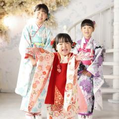七五三の着物を着た三姉妹
