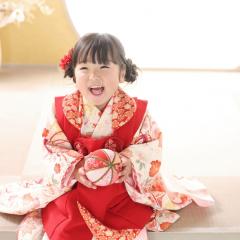 まりを持った七五三のおんなのこ
