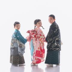七五三の着物を着て笑顔で振り返るきょうだい