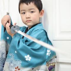 着物を着て剣を持つおとこのこ