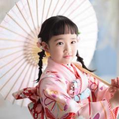 着物を着て傘を持つおんなのこ