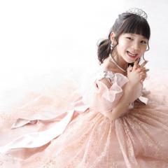ドレスを着て座っているおんなのこ