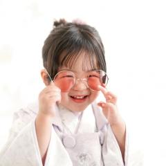 七五三の着物を着てサングラスをかけたおんなのこ