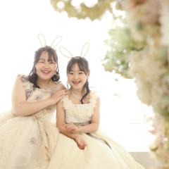 ドレスを着て寄り添おう姉妹