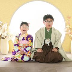 着物を着て正座しているきょうだい