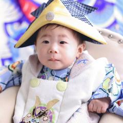 被布を着て兜をかぶったおとこのこ