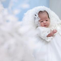 白いドレスを着たあかちゃん