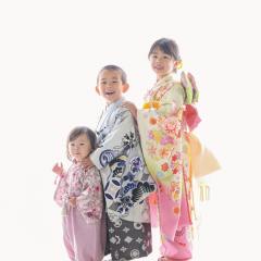 着物を着て並ぶ3人きょうだい