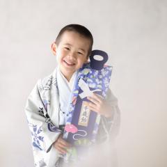 着物を着て千歳飴を持つおとこのこ