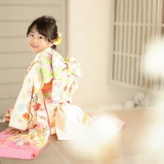 着物を着て振り返るおんなのこ