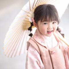 七五三の被布をきて傘を持つおんなのこ