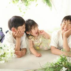 寝転んで笑いあうきょうだい