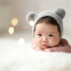 クマの被り物をかぶったあかちゃん