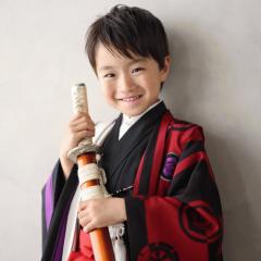 袴を着て剣を持つおとこのこ