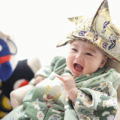 着物を着て兜をかぶっているあかちゃん