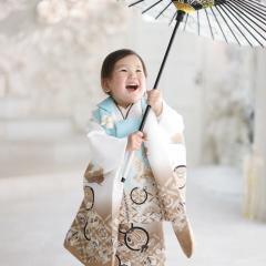 着物を着て傘を持つおとこのこ