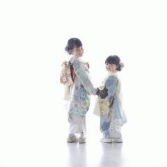 着物を着て手をつないで振り返るおんなのこ