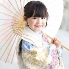 着物を着て傘を持つおんなのこ