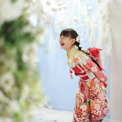 着物を着て笑っているおんなのこ