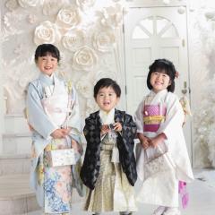 七五三の着物を着ている三きょうだい
