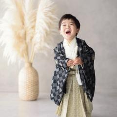 七五三の袴を着ているおとこのこ