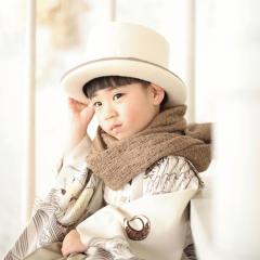 七五三の着物を着て帽子とストールを付けた男の子