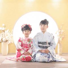 七五三の着物を着て正座をする姉妹