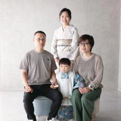 七五三の男の子と家族