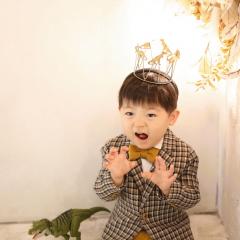 タキシードを着た男の子と恐竜