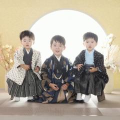 七五三の着物を着た三人兄弟