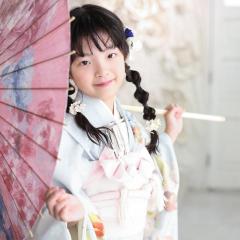 七五三で着物を着て傘を持つ女の子