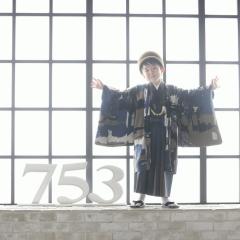 七五三の袴を着て手を広げる男の子