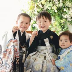 七五三の着物を着た三人兄弟