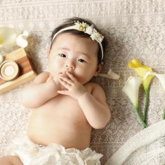 はだかんぼであおむけに寝ている赤ちゃん