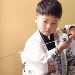 七五三の袴を着て刀を持つおとこのこ
