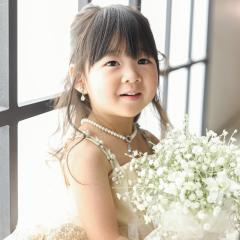 ドレスを着てブーケを持つおんなのこ